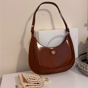 Tory Burch
Robinson Spazzolato Leather Convertible Crescent Bag